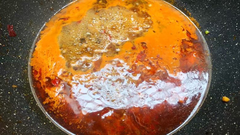 麻婆豆腐,加入一小碗水烧开，加入适量盐，20克<a style='color:red;display:inline-block;' href='/shicai/ 788'>生抽</a>，20克<a style='color:red;display:inline-block;' href='/shicai/ 718'>料酒</a>，<a style='color:red;display:inline-block;' href='/shicai/ 756'>鸡精</a>适量，<a style='color:red;display:inline-block;' href='/shicai/ 3729'>白糖</a>少许调匀。