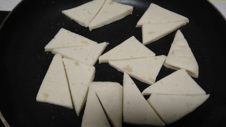 蒜苗炒千叶豆腐,锅中放入适量油,放入千页豆腐。
