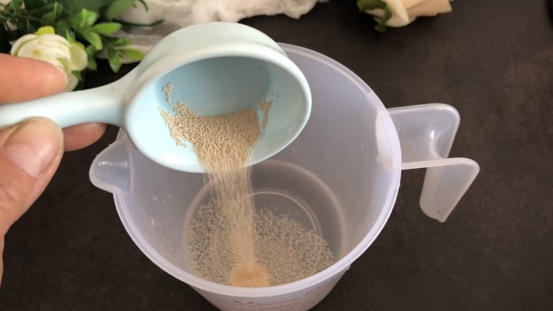 香甜松软玉米饼,取温水90g加入酵母粉1.5g,搅拌融化。