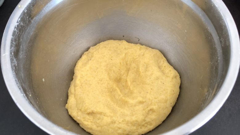 香甜松软玉米饼,下手揉成面团,有点湿湿的面团,软一点好吃。然后盖盖醒发半小时。