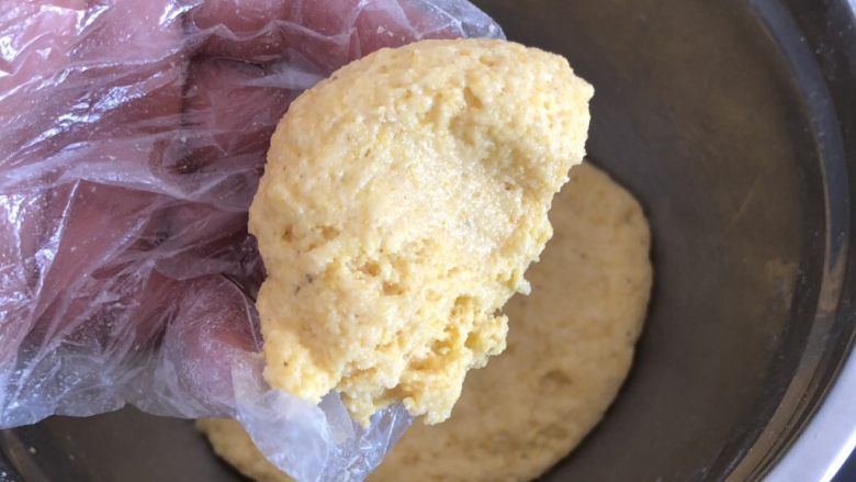 香甜松软玉米饼, 醒发好的面团是这样的,比较湿软,但是不易粘手的.
