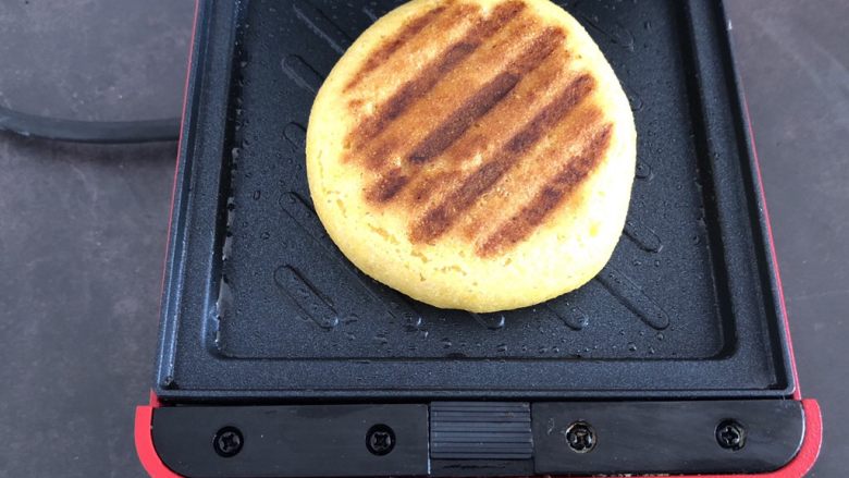 香甜松软玉米饼,加热至加热灯灭掉,闻到香味,大约需要3-4分钟就做好了,香甜的玉米饼出锅了。