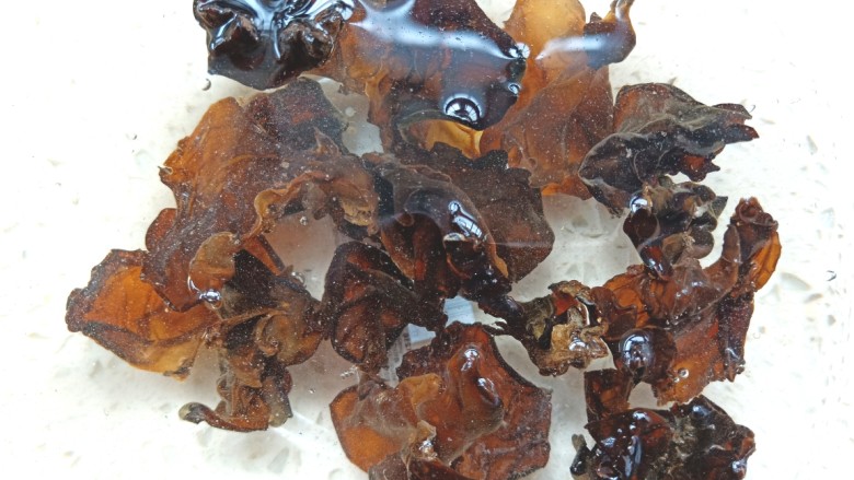 耗油木耳炒白菜,<a style='color:red;display:inline-block;' href='/shicai/ 233'>木耳</a>清洗一下,用凉水泡发