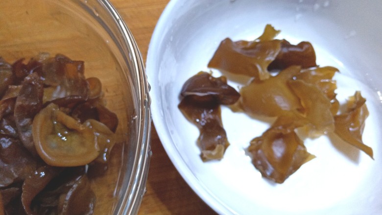 耗油木耳炒白菜,木耳泡发好清洗干净,摘去根,撕成小块