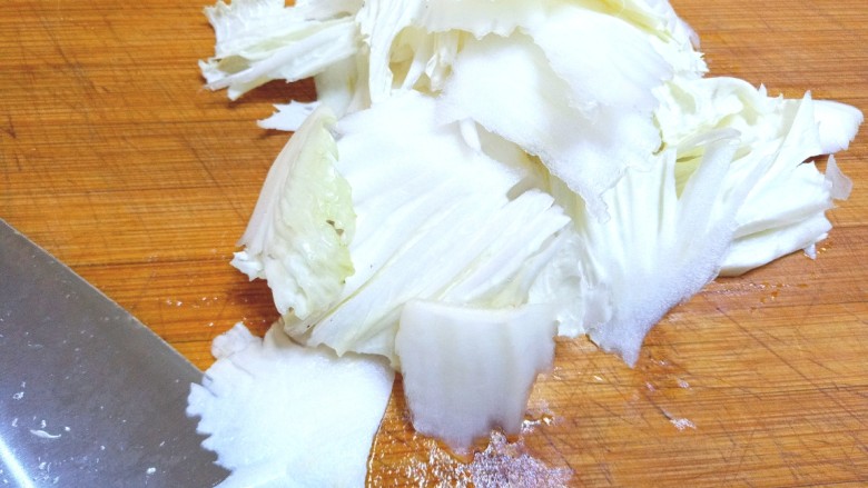 耗油木耳炒白菜,用斜刀偏出一片一片的,只取帮,不要叶子