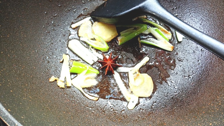 耗油木耳炒白菜,下<a style='color:red;display:inline-block;' href='/shicai/ 3746'>大料</a>炒出香味,在下葱姜爆香