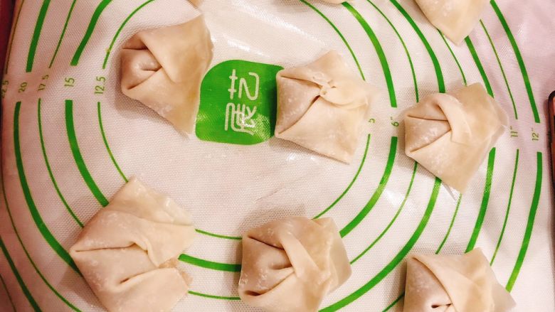 妈妈牌手工馄炖,包好后,先煮1碗给宝宝吃,多的可以冷冻起来,建议7天内吃完!