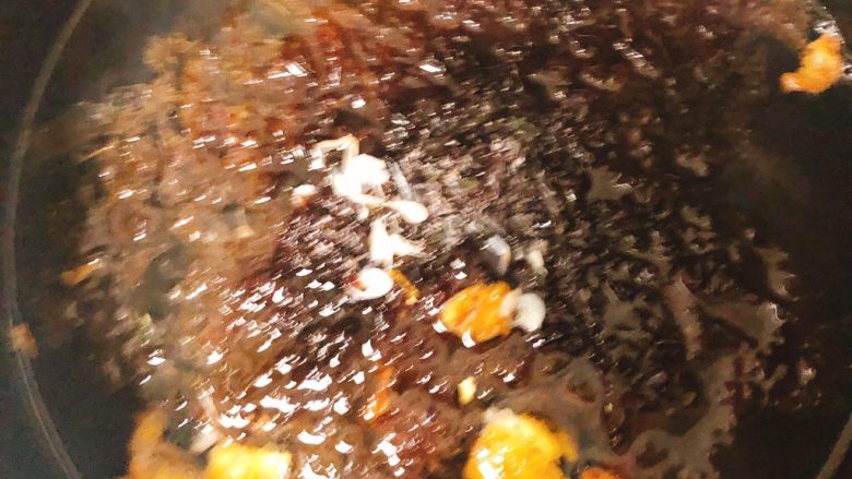 妈妈牌手工馄炖,锅中水烧热后,放入馄饨,然后用筷子轻轻的在锅内搅拌,直至再次烧开。烧开后,我们再加入一点冷水,第三次水烧开就说明里面的馅料也熟了。最后加入紫菜和煎好的蛋黄搅拌一下即可!