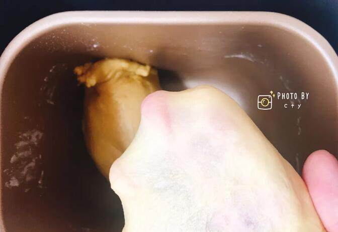 淡奶油版南瓜小餐包,扯一小块面团,可以拉出薄膜即可。