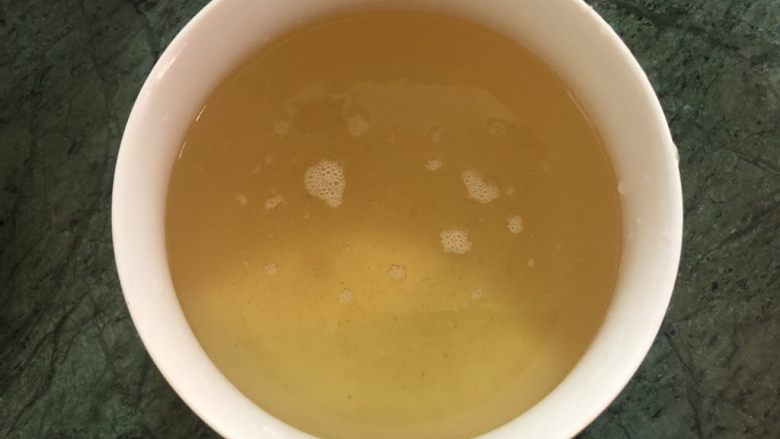 熬猪油,猪油里加少许盐后稍微放凉后过筛倒入容器里室温存放就可以了!(如果是夏天要放到冰箱冷藏保存。)