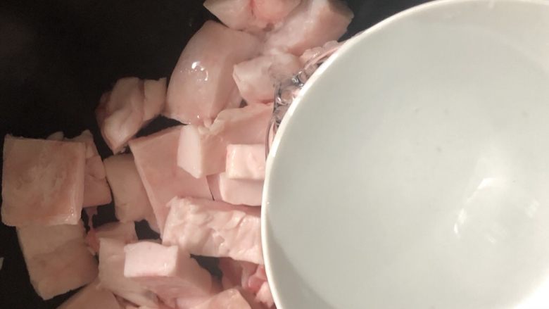 熬猪油,加小半碗清水。(据说加了清水可以让猪油更白更香,我没有具体查证过。)