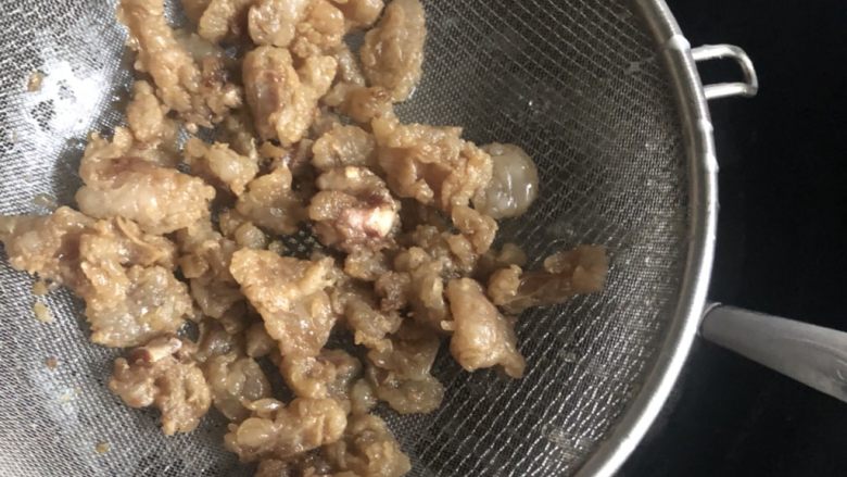 熬猪油,用筛子把猪油渣捞出,捞出的猪油渣可以炒青菜或者白菜,很好吃。