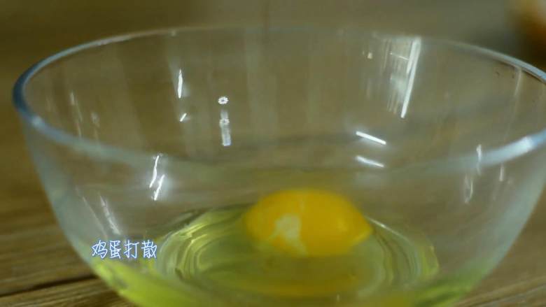当面前摆着这样一碗面,只顾着低头大口吃了,鸡蛋打散。
