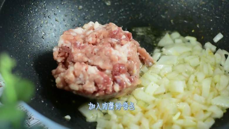 当面前摆着这样一碗面,只顾着低头大口吃了,加入肉糜炒至变色。