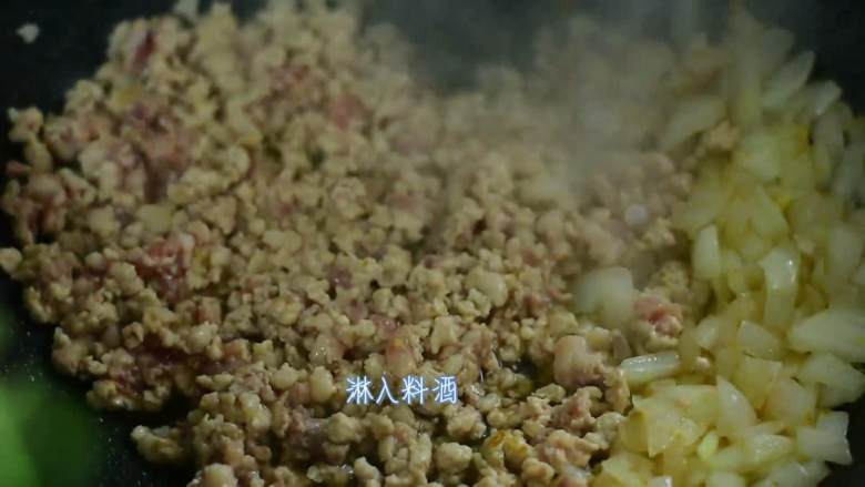 当面前摆着这样一碗面,只顾着低头大口吃了,淋入料酒,翻炒。