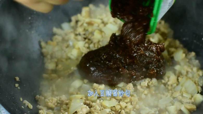 当面前摆着这样一碗面,只顾着低头大口吃了,加入豆瓣酱炒匀。