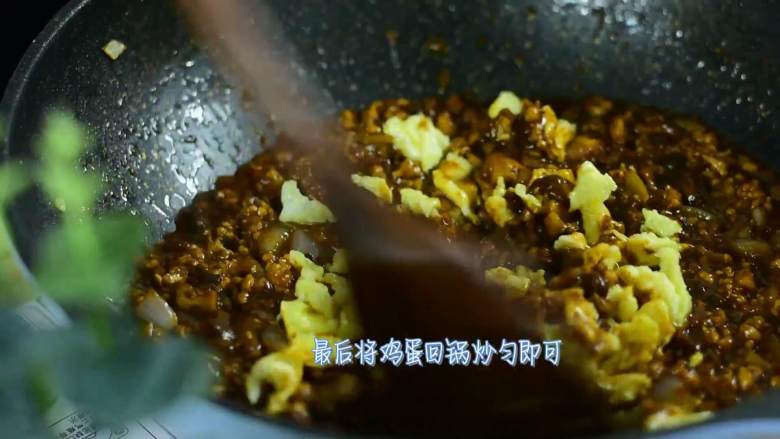 当面前摆着这样一碗面,只顾着低头大口吃了,最后将鸡蛋回锅炒匀。