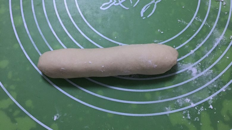奶酪蓝莓面包,顺势卷起来,收紧两头和边缘。