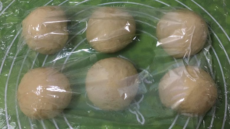 奶酪蓝莓面包,分成六个剂子,盖上保鲜膜静置20分钟。
