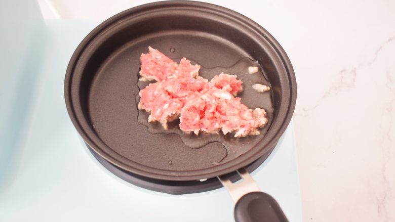 肉末水蒸蛋,锅中倒入适量的食用油烧热,放入肉末翻炒至变色变白