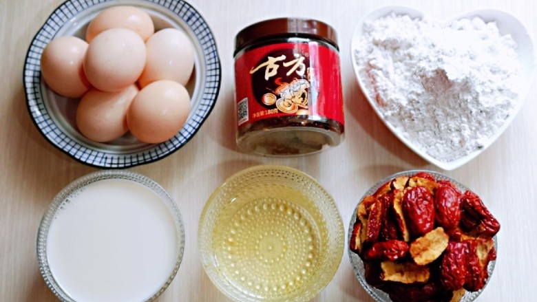 红糖枣糕别在外面买了~自己在家做~健康无添加,准备好所有食材。