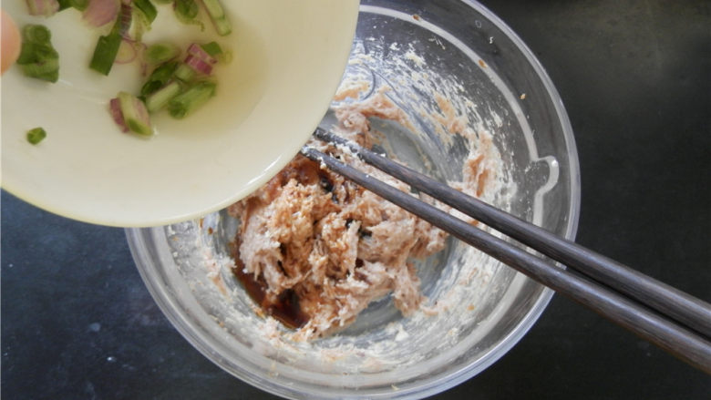 白玉酿肉,放葱(含水)。