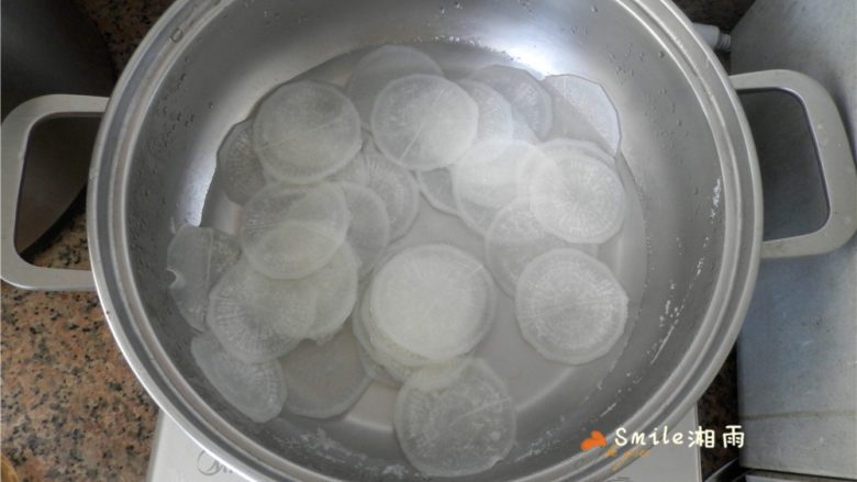 白玉酿肉,白萝卜片放沸水中焯1分钟。
白萝卜变软透明,捞出沥水。