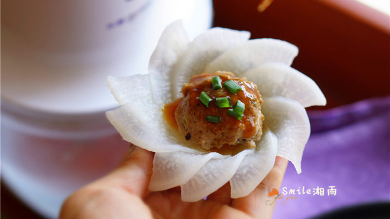 白玉酿肉,熬好的酱淋在肉丸上。放葱花装饰。