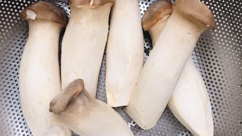 快手家常之蚝油杏鲍菇,食材处理:
杏鲍菇冲洗干净后沥干水分备用