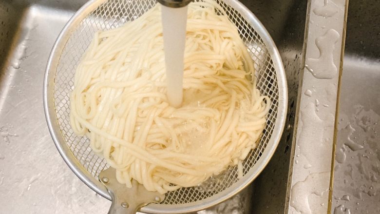 葱油番茄汤汁面,<a style='color:red;display:inline-block;' href='/shicai/ 4687'>面</a>煮熟捞出，用冷<a style='color:red;display:inline-block;' href='/shicai/ 156925'>水</a>冲完待用