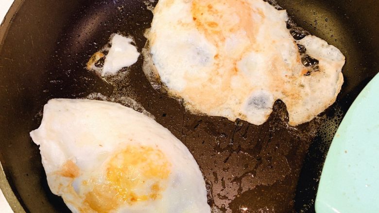 葱油番茄汤汁面,<a style='color:red;display:inline-block;' href='/shicai/ 9'>鸡蛋</a>煎好待用