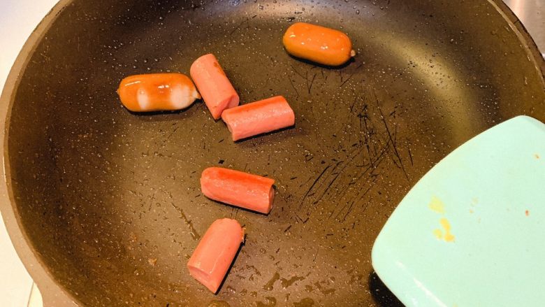 葱油番茄汤汁面,火腿切段，煎好待用