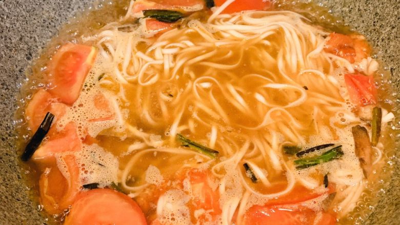 葱油番茄汤汁面,放入面条煮好就可以出锅