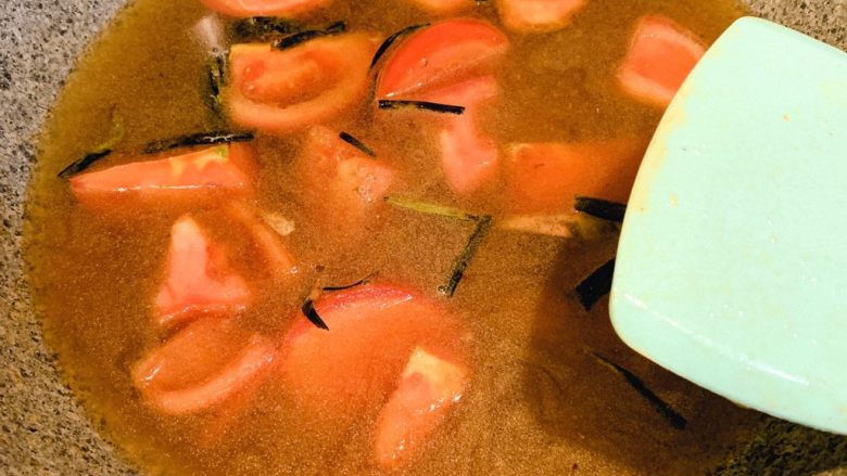 葱油番茄汤汁面,加入适量水，大火煮开