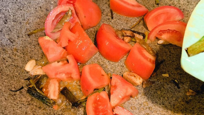 葱油番茄汤汁面,放入番茄翻炒