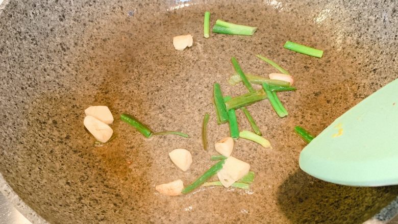 葱油番茄汤汁面,冷锅热油，放入葱蒜爆香