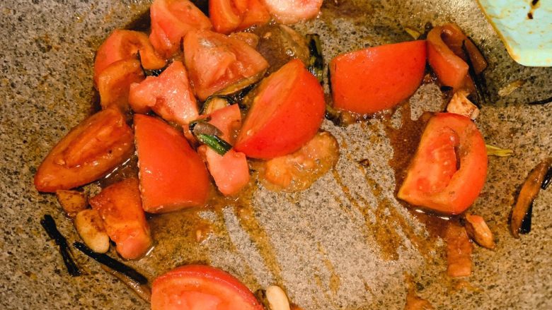 葱油番茄汤汁面,加入2勺<a style='color:red;display:inline-block;' href='/shicai/ 788'>生抽</a>、1勺<a style='color:red;display:inline-block;' href='/shicai/ 756'>鸡精</a>、1勺盐、1勺白<a style='color:red;display:inline-block;' href='/shicai/ 720'>胡椒粉</a>、翻炒均匀