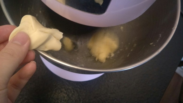 万能早餐-牛奶哈斯,开厨师机低速吧。把揉好的面团分成一块块的,慢慢丢进去。