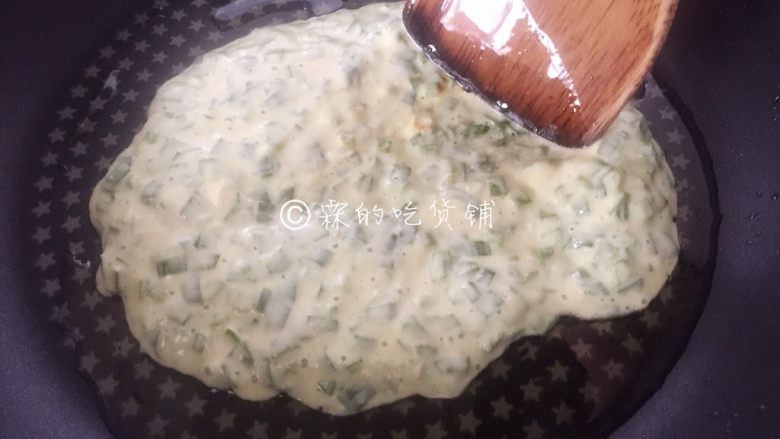 韭菜鸡蛋饼,平底锅里倒入适量的油,然后倒入一些面糊,用锅铲一点点摊圆。