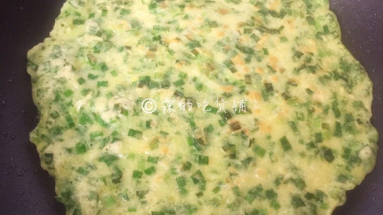 韭菜鸡蛋饼,一面金黄后翻面,两面金黄就可以出锅了。