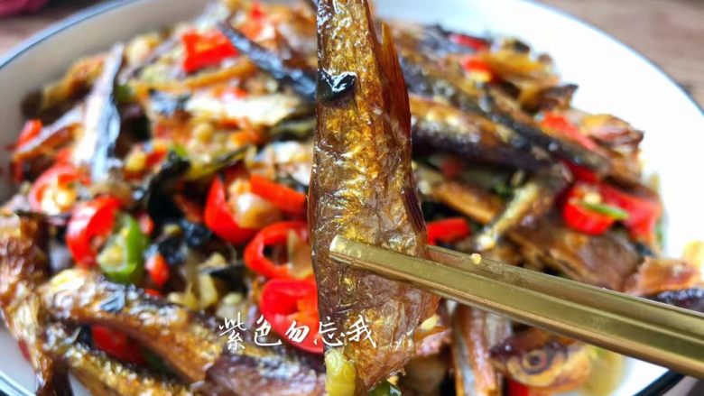 辣炒溪鱼干,美味的辣炒溪鱼干做好了,下酒和下饭都特别棒,快来尝尝吧。