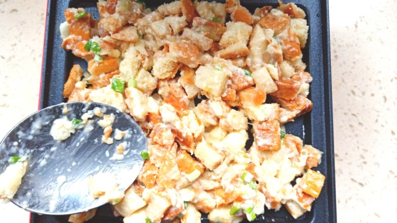 香煎土司饼,舀一勺面包丁,用勺压平整形