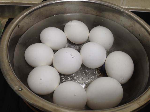 肉汤卤蛋,
鸡蛋冷水入锅大火煮开,开锅后5分钟关火过凉