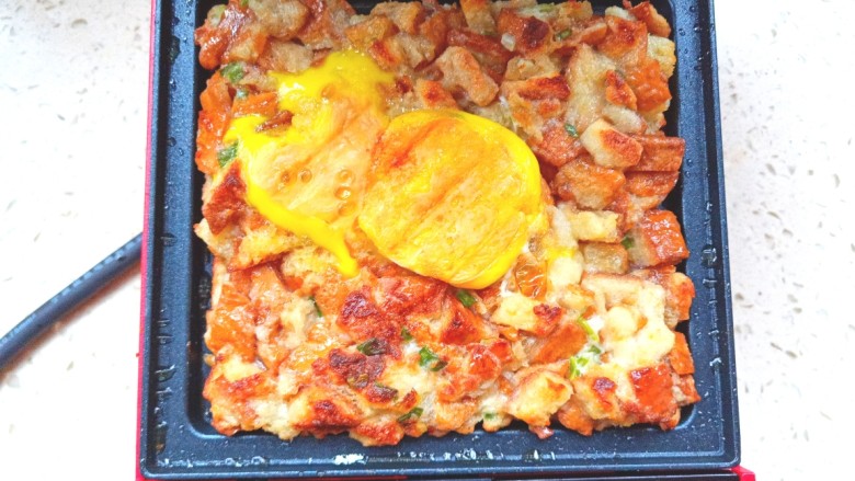 香煎土司饼,软香美味,的香煎土司饼好了,撒上剩余的香葱末,就可以出锅了