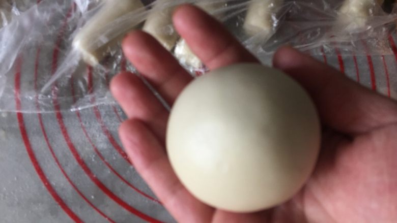 蛋黄酥(肉松麻薯蛋黄馅),收口朝下放置