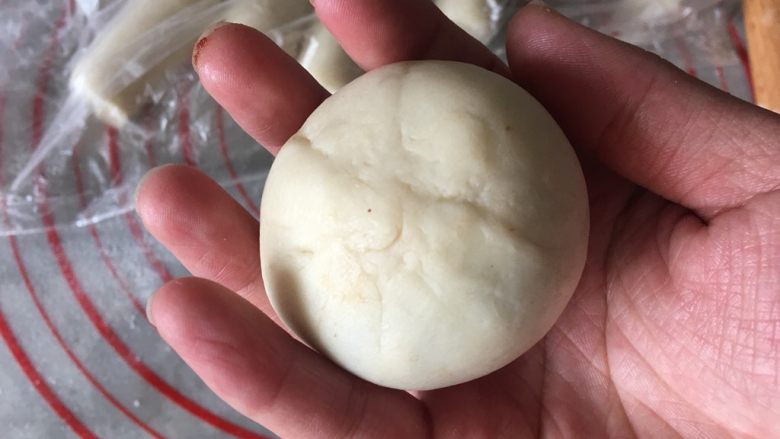 蛋黄酥(肉松麻薯蛋黄馅),捏紧收口