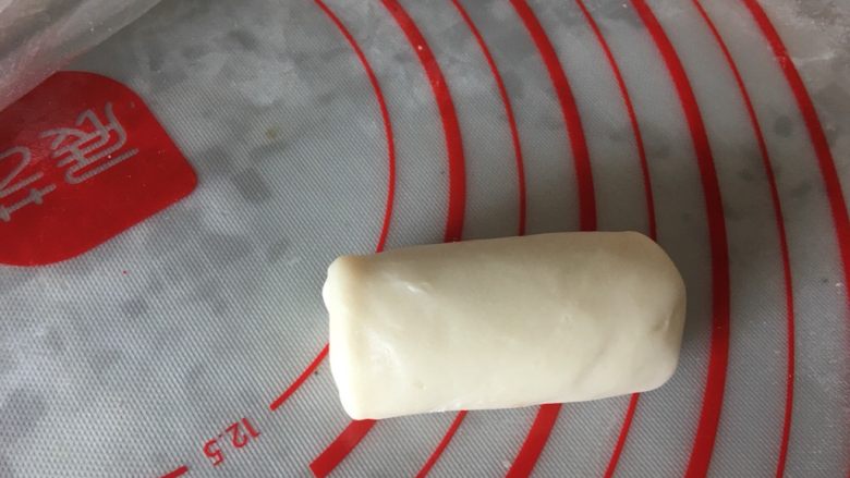 蛋黄酥(肉松麻薯蛋黄馅),卷成小卷,盖保鲜膜松弛静置20分钟,松弛静置时间可以准备馅料