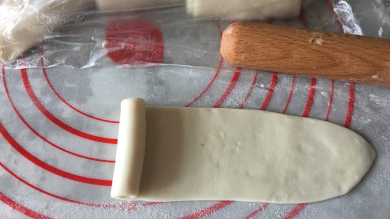 蛋黄酥(肉松麻薯蛋黄馅),卷起来