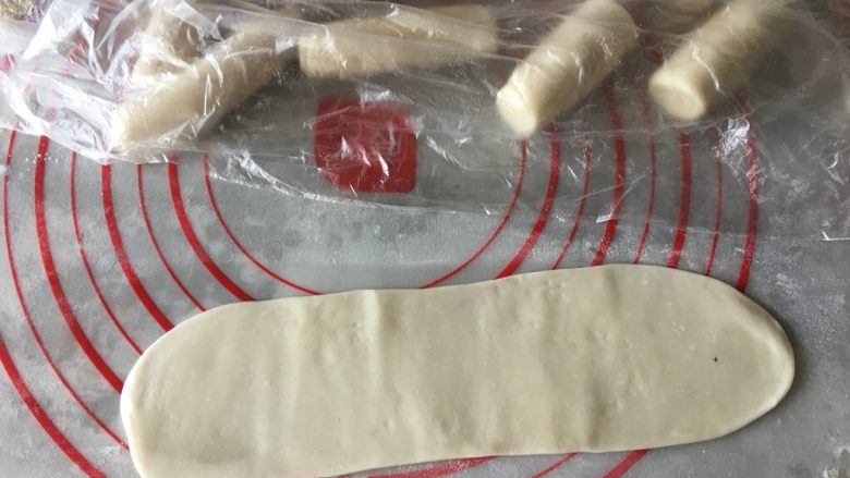 蛋黄酥(肉松麻薯蛋黄馅),将松弛好的油酥卷擀成长矩形