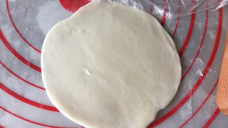 蛋黄酥(肉松麻薯蛋黄馅),擀成圆面皮